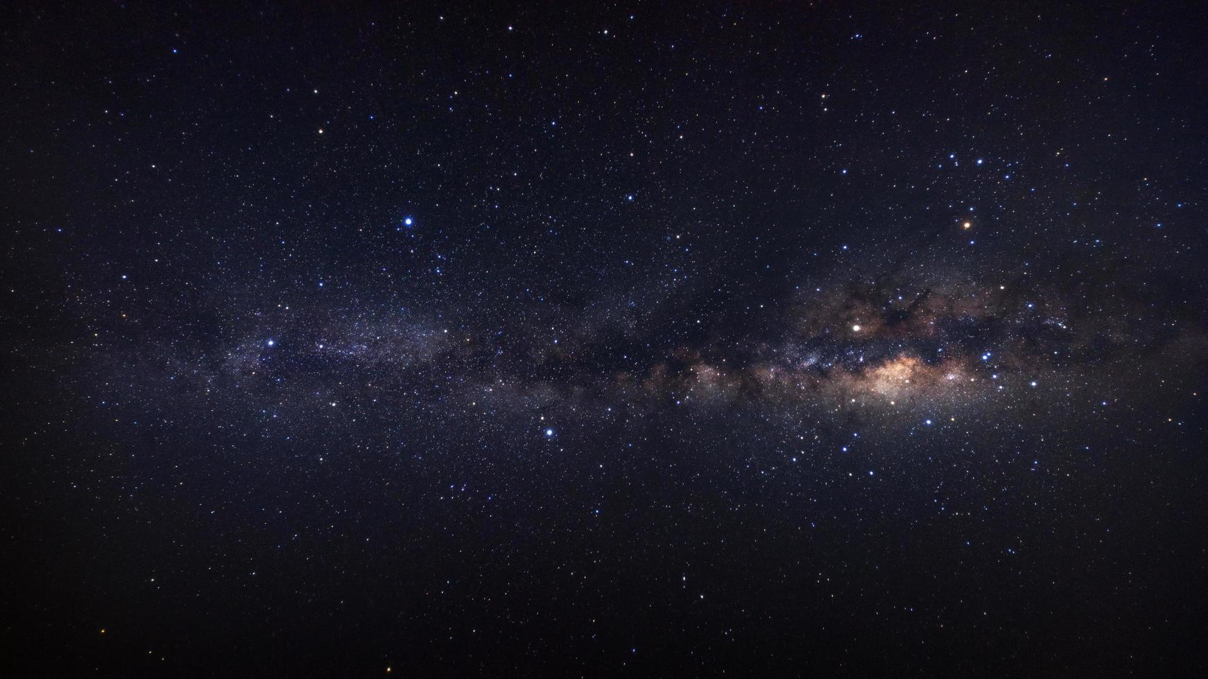 galaxia panorámica vía láctea con estrellas y polvo espacial en el universo, fotografía de larga exposición, con grano. foto