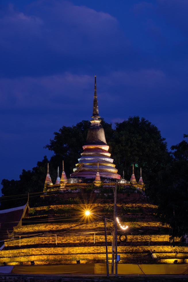 el cielo nocturno del paisaje y la silueta de la antigua pagoda se llama wat ratchaburana, phitsanulok en tailandia foto