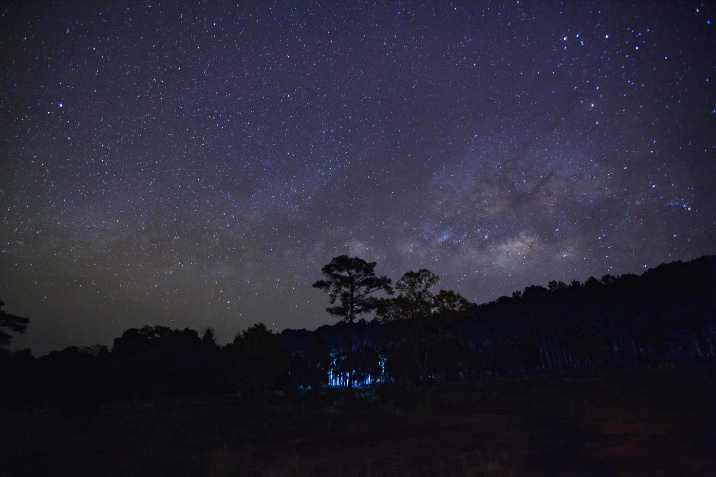 galaxia paisajística de la vía láctea con estrella y polvo espacial en el universo, fotografía de larga exposición, con grano. foto