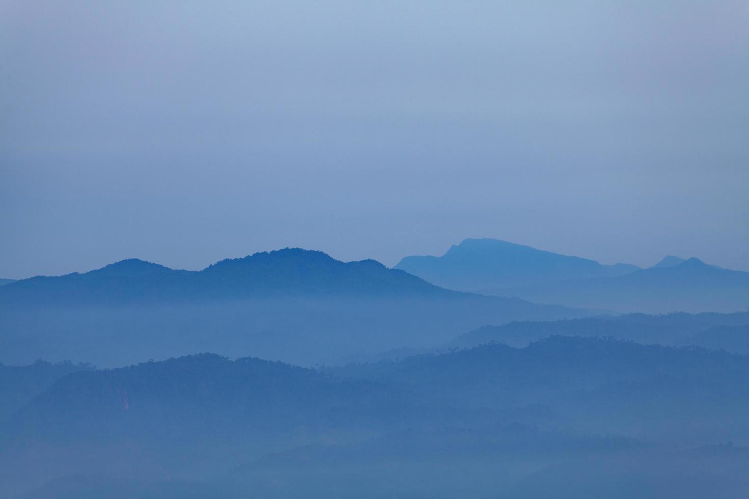 paisaje amanecer de alta montaña en el parque nacional phu hin rong kla, phitsanulok en tailandia foto