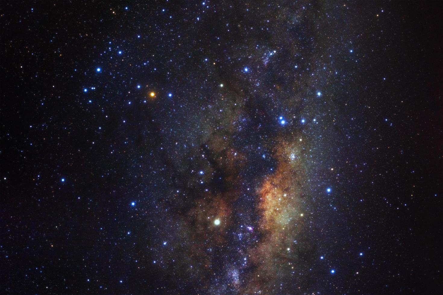 galaxia vía láctea con estrellas y polvo espacial en el universo, fotografía de larga exposición, con grano. foto