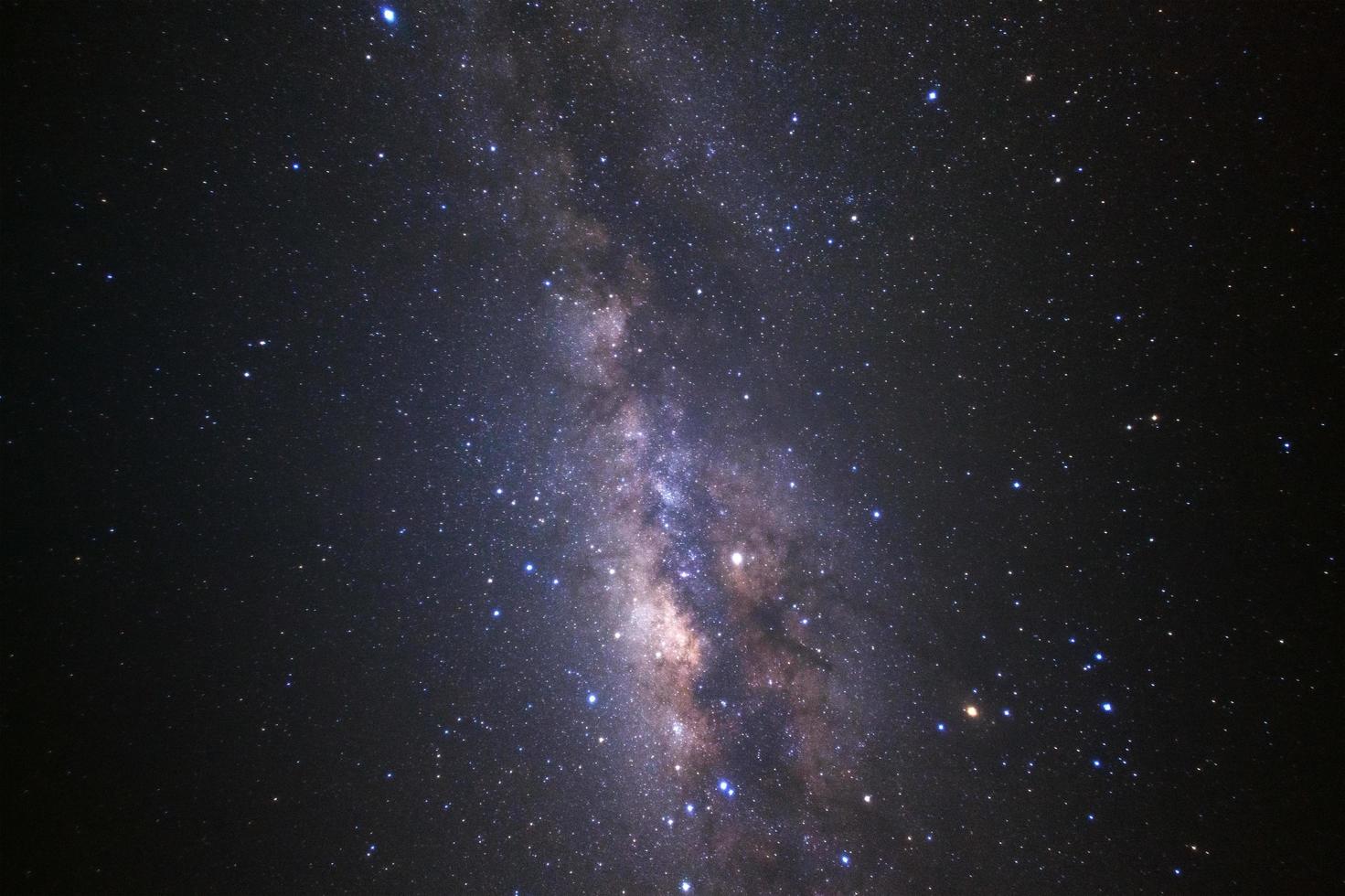 galaxia vía láctea con estrellas y polvo espacial en el universo, fotografía de larga exposición, con grano. foto