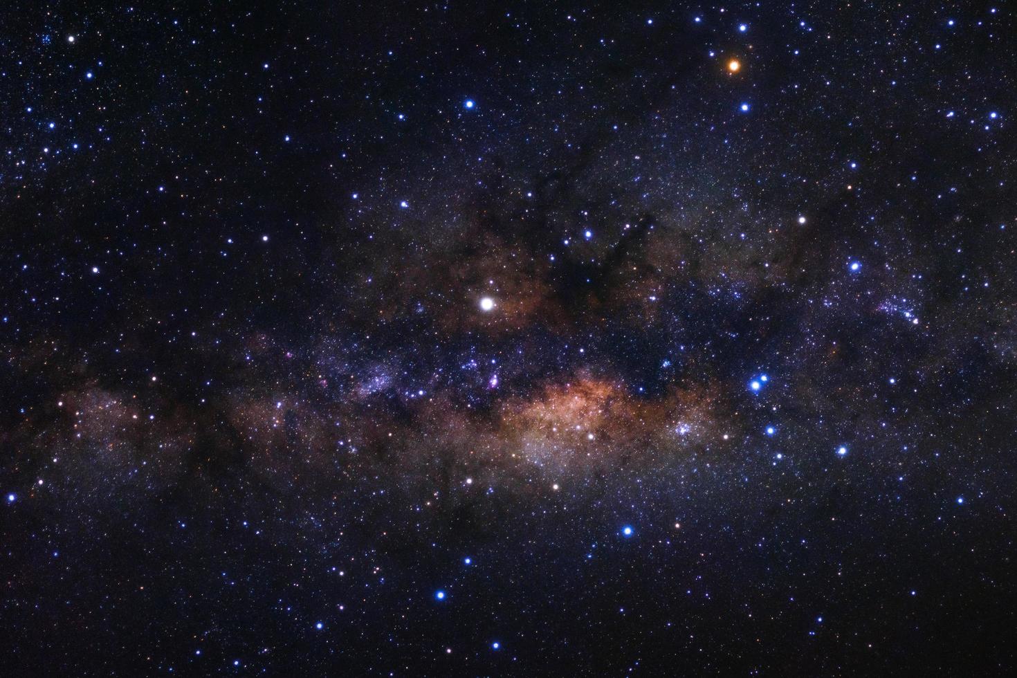 galaxia vía láctea con estrellas y polvo espacial en el universo foto