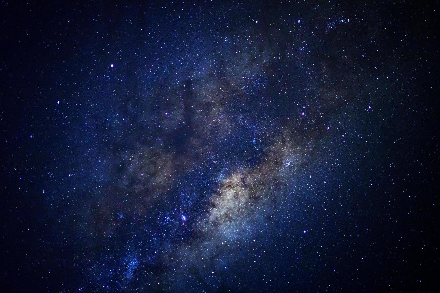 cielo nocturno estrellado y galaxia de la vía láctea con estrellas y polvo espacial en el universo foto