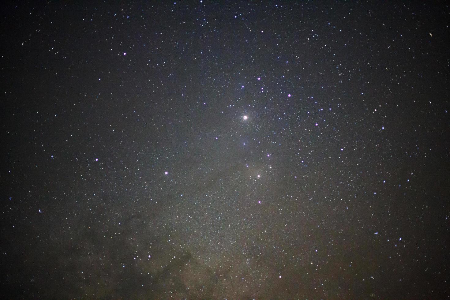 galaxia vía láctea con estrellas y polvo espacial en el universo foto