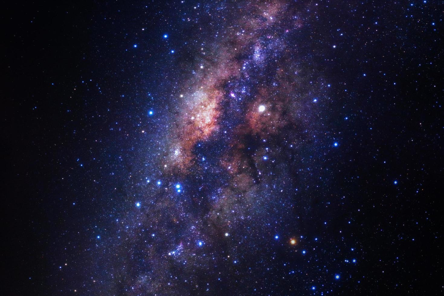 galaxia vía láctea con estrellas y polvo espacial en el universo, fotografía de larga exposición, con grano. foto