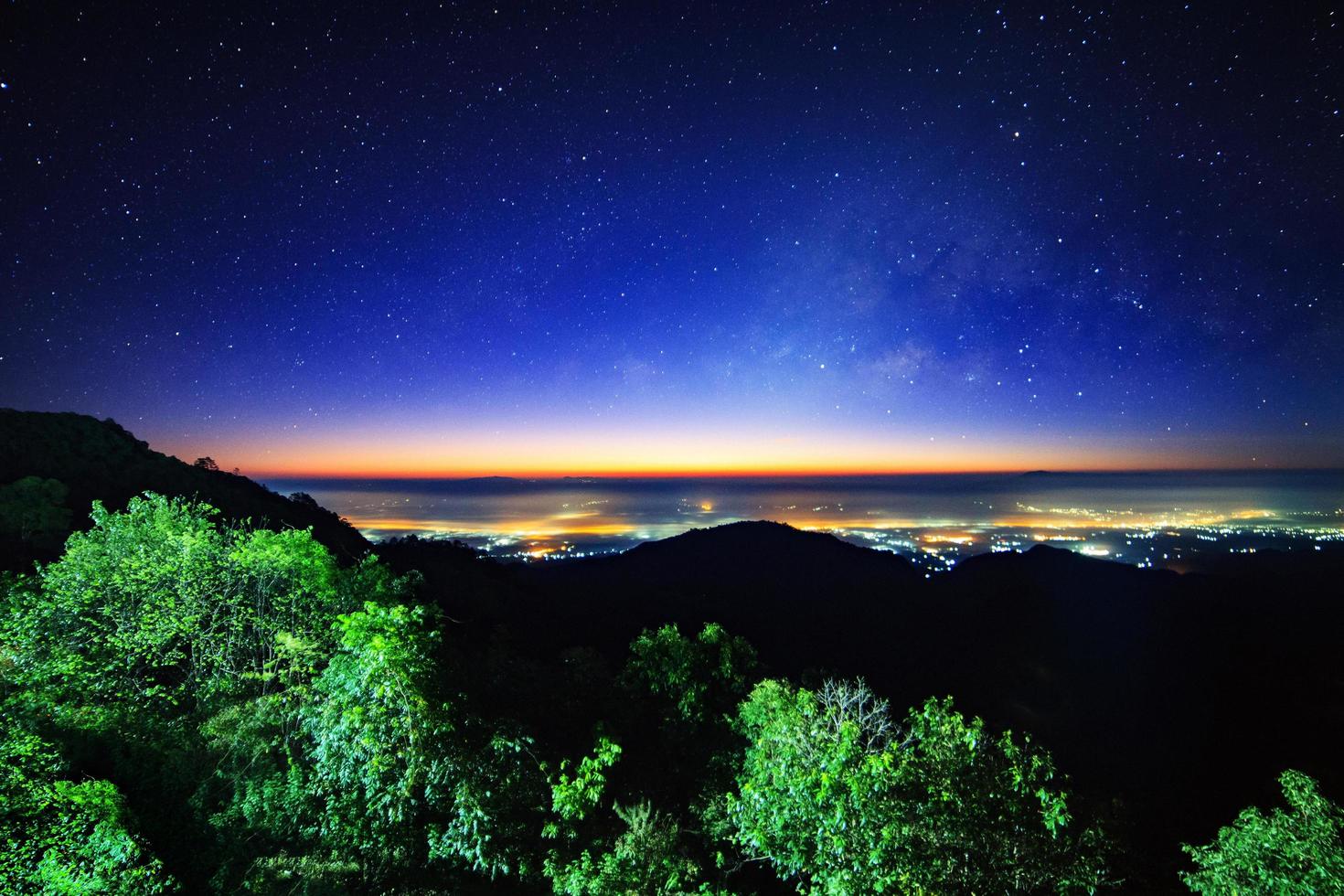 cielo nocturno estrellado en el punto de vista de monson doi angkhang y galaxia de la vía láctea con estrellas y polvo espacial en el universo foto