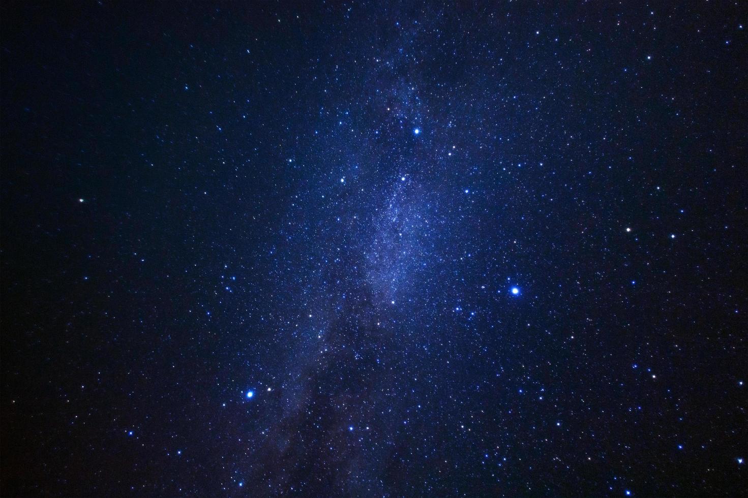 galaxia vía láctea con estrellas y polvo espacial en el universo, fotografía de larga exposición, con grano. foto