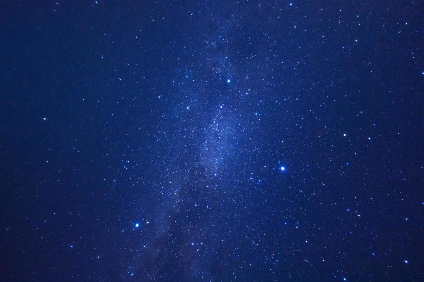 galaxia vía láctea con estrellas y polvo espacial en el universo, fotografía de larga exposición, con grano. foto