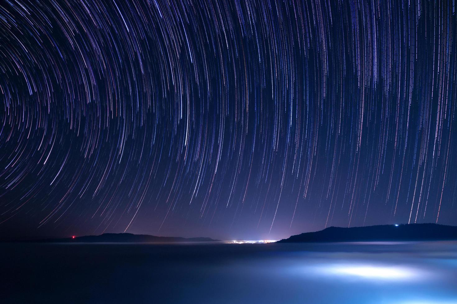 la noche de estrellas de startails con niebla en el punto de vista de khao takhian ong en khao-kho phetchabun, tailandia foto