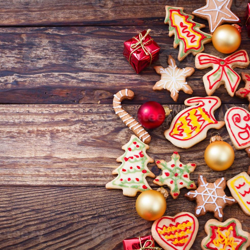 galletas de navidad en mesa de madera marrón. vista superior y maqueta. foto