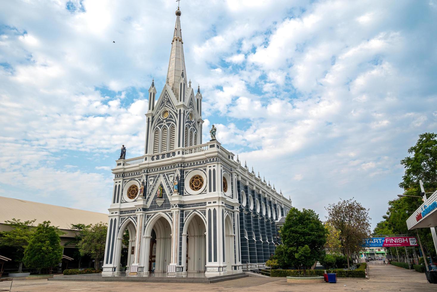 la catedral de la natividad de nuestra señora es una iglesia católica en la provincia de samut songkhram, tailandia. la iglesia es un lugar público en tailandia donde las personas con creencias religiosas se reúnen para realizar rituales. foto