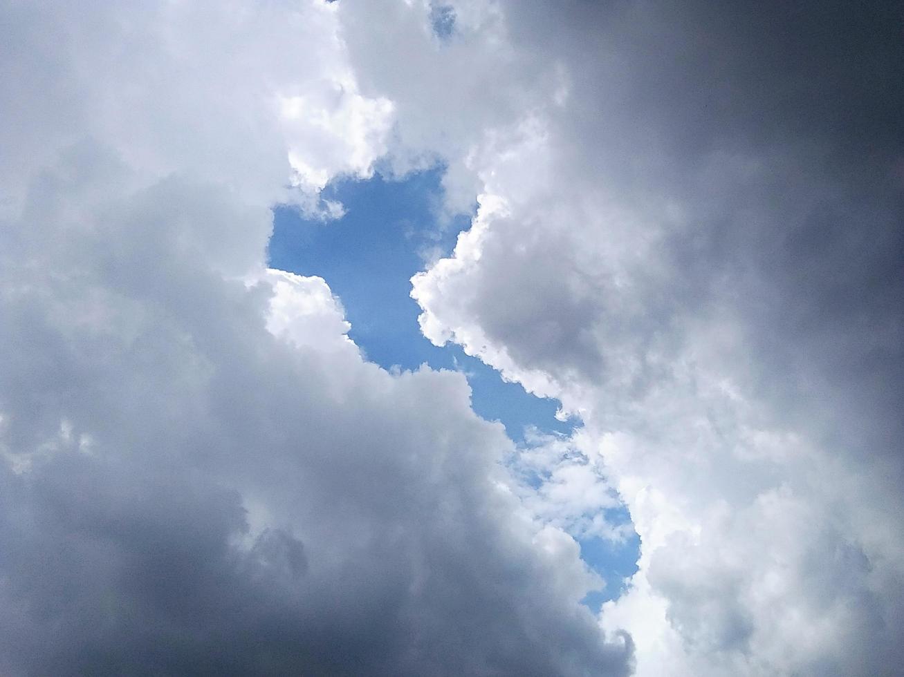 fondo de nubes de cielo azul. copie el espacio enfoque selectivo. foto