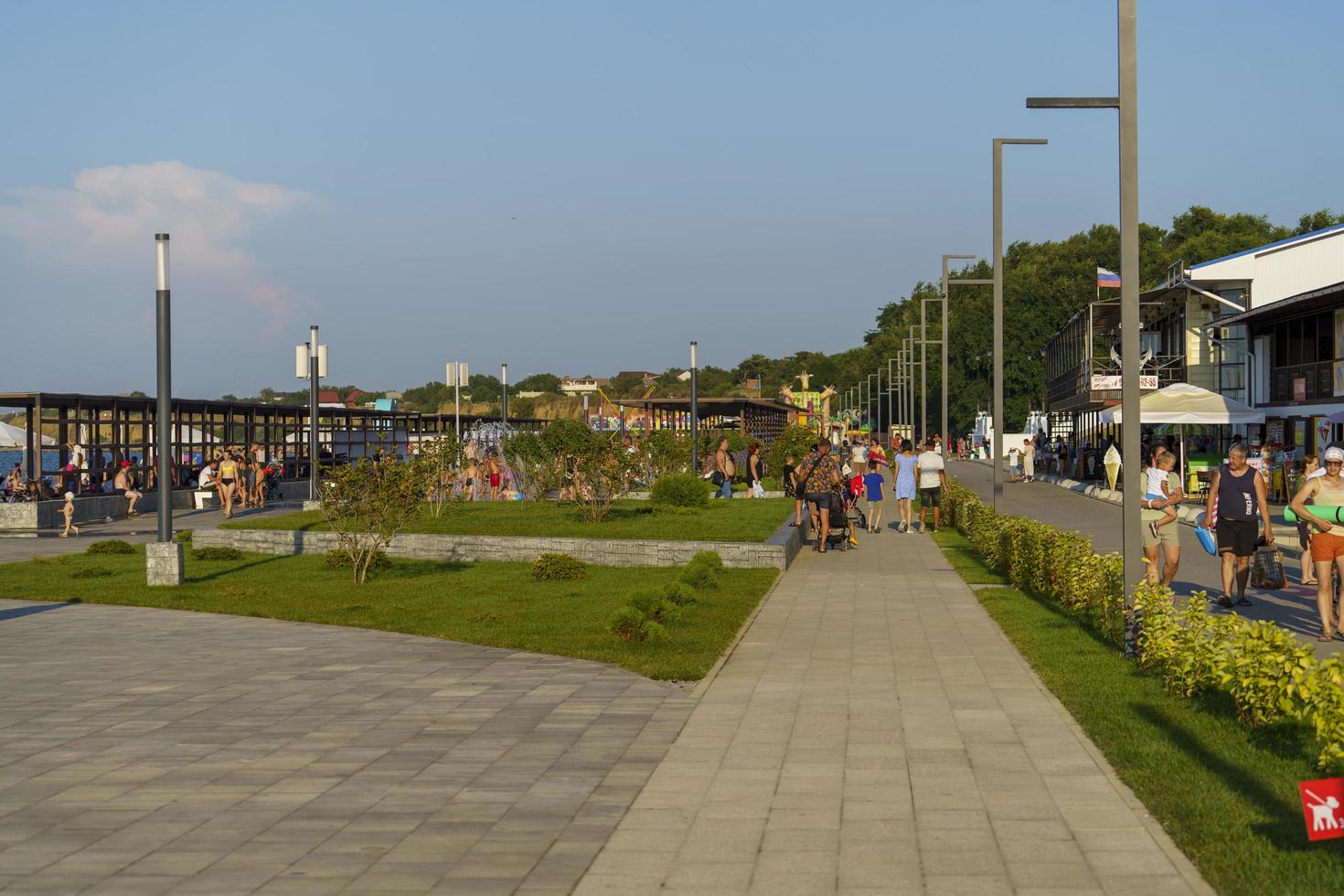 taman, rusia - 1 de agosto de 2022 terraplén moderno de taman con gente y atracciones foto