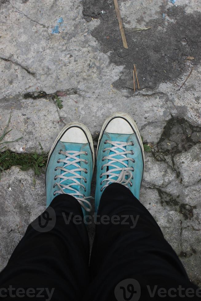 foto de zapatos celestes combinados con pantalón negro.