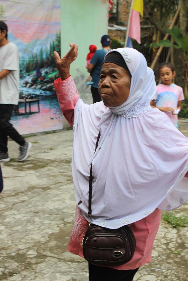 una anciana bailando y disfrutando de la música. foto