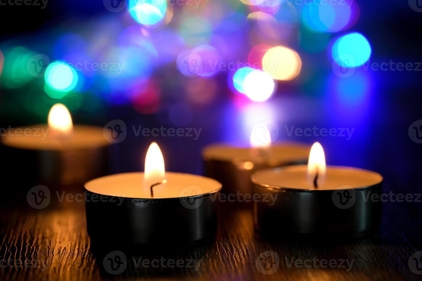 luz de velas y fondo bokeh en la oscuridad con espacio para texto o imagen. foto