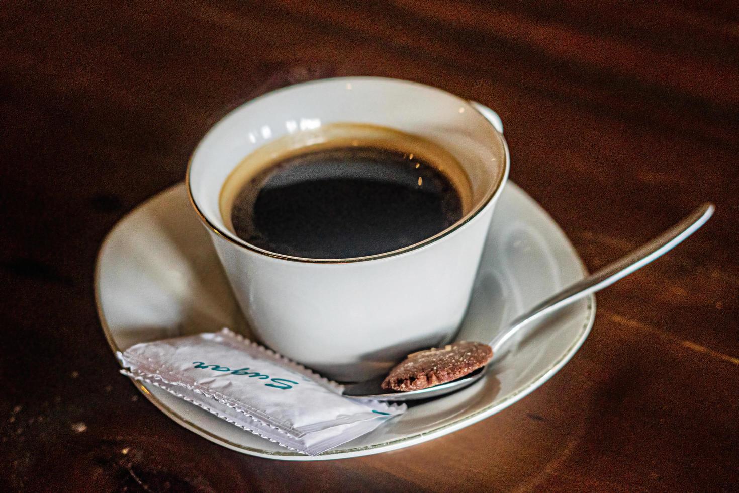 una taza de cafe negro Foto Premium