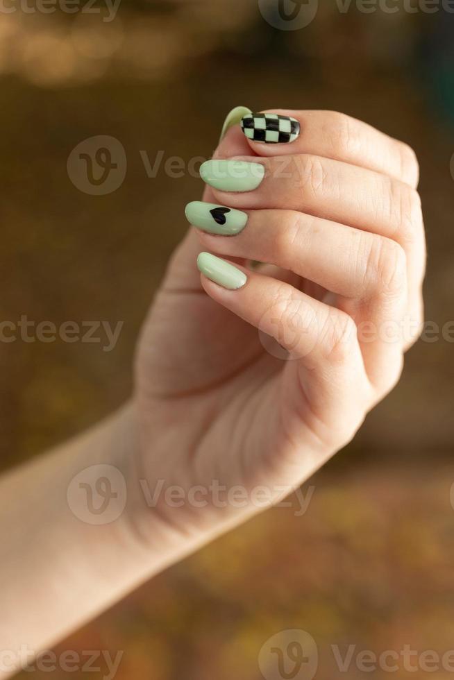 mujer uñas pintadas foto