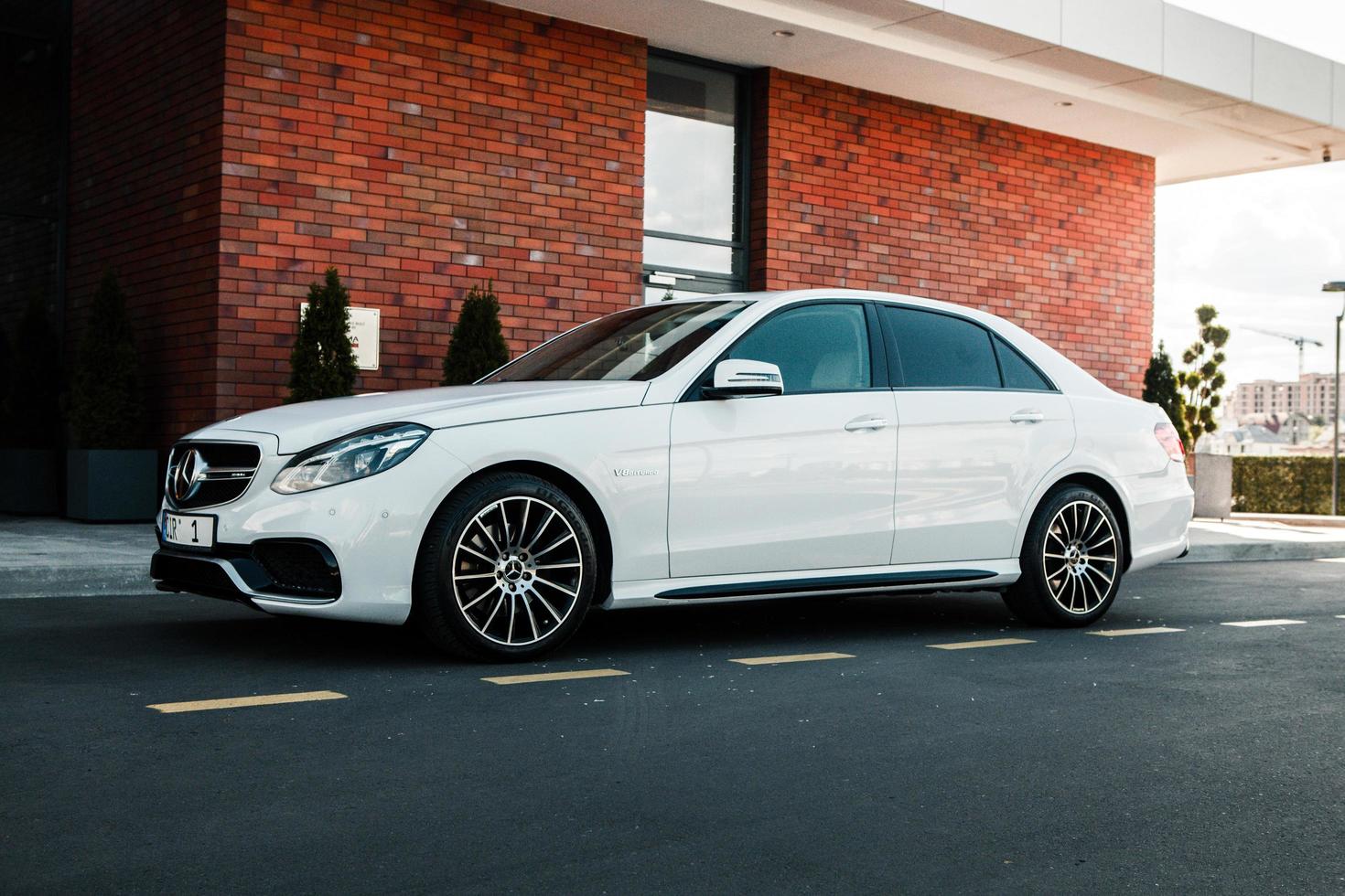 chisinau, moldavia, 02 de junio de 2020. festival del club mercedes-benz en moldavia. mercedes-benz e class w 212. amg e 63. foto editorial.