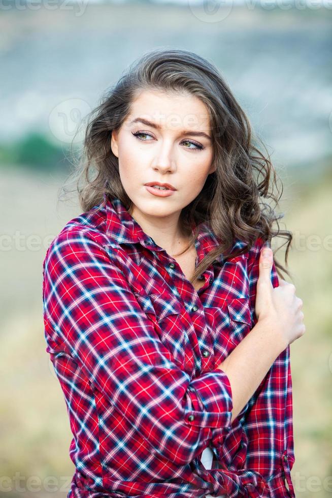 mujer hipster relajándose en la naturaleza. hermosa chica blanca. foto