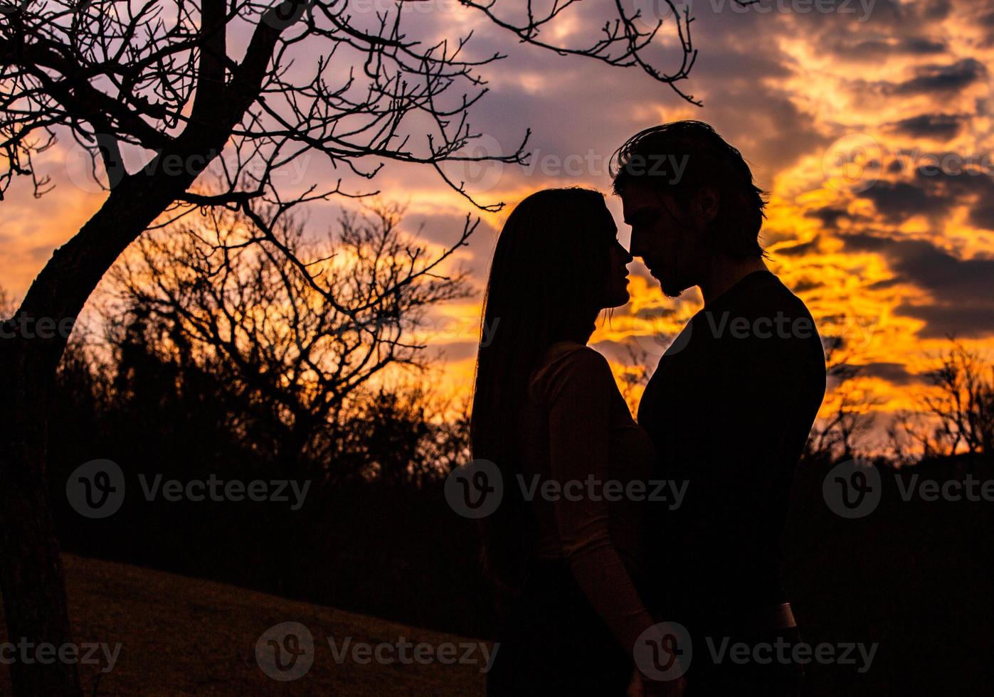 Silhouette of romantic couple in love, man and women in sunset sky ...