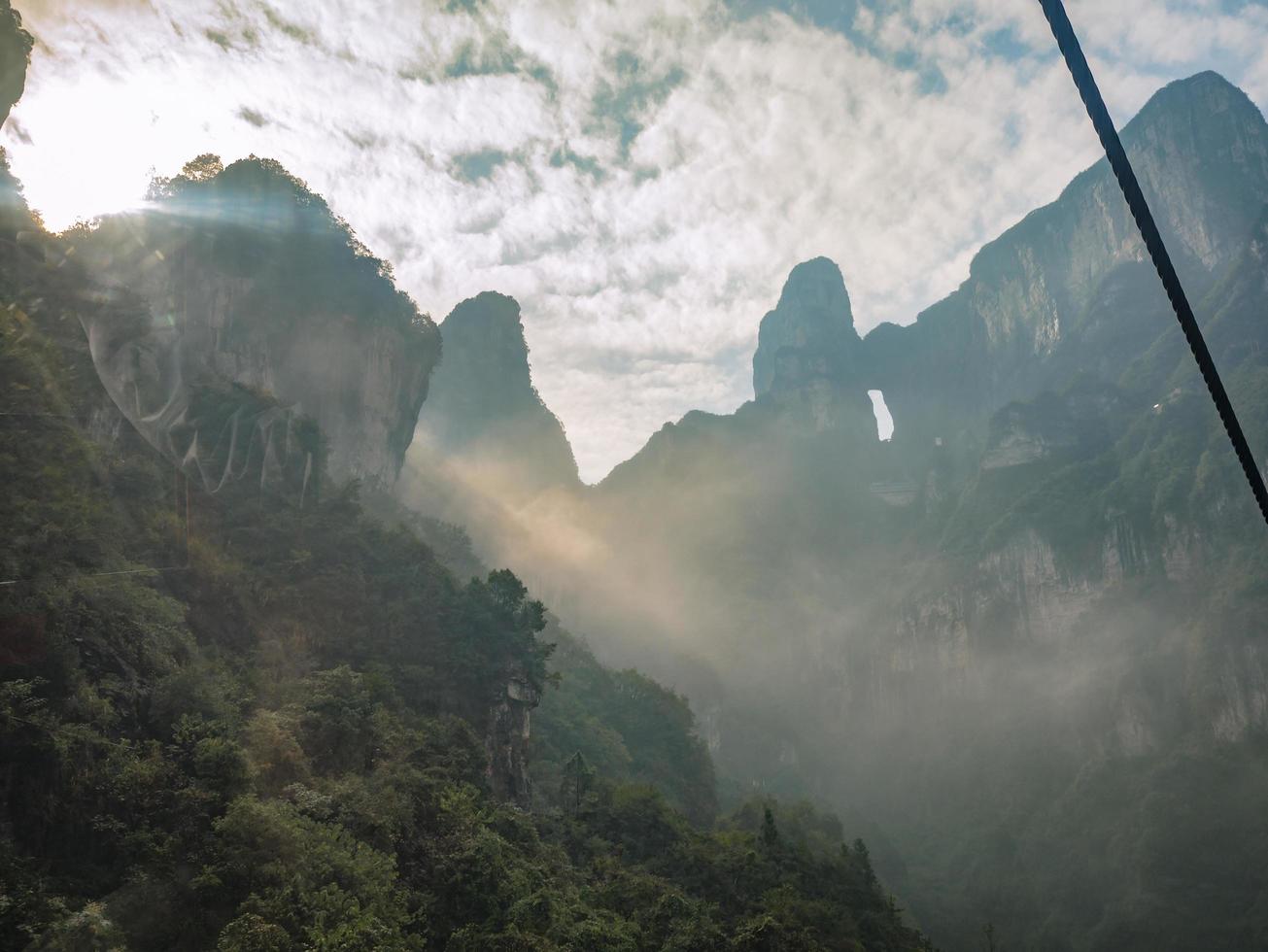 hermosa vista de la montaña zhangjiajie desde el teleférico a la montaña tianmen en la mañana. teleférico de la montaña tianmen, el teleférico más largo del mundo. ciudad china de zhangjiajie foto