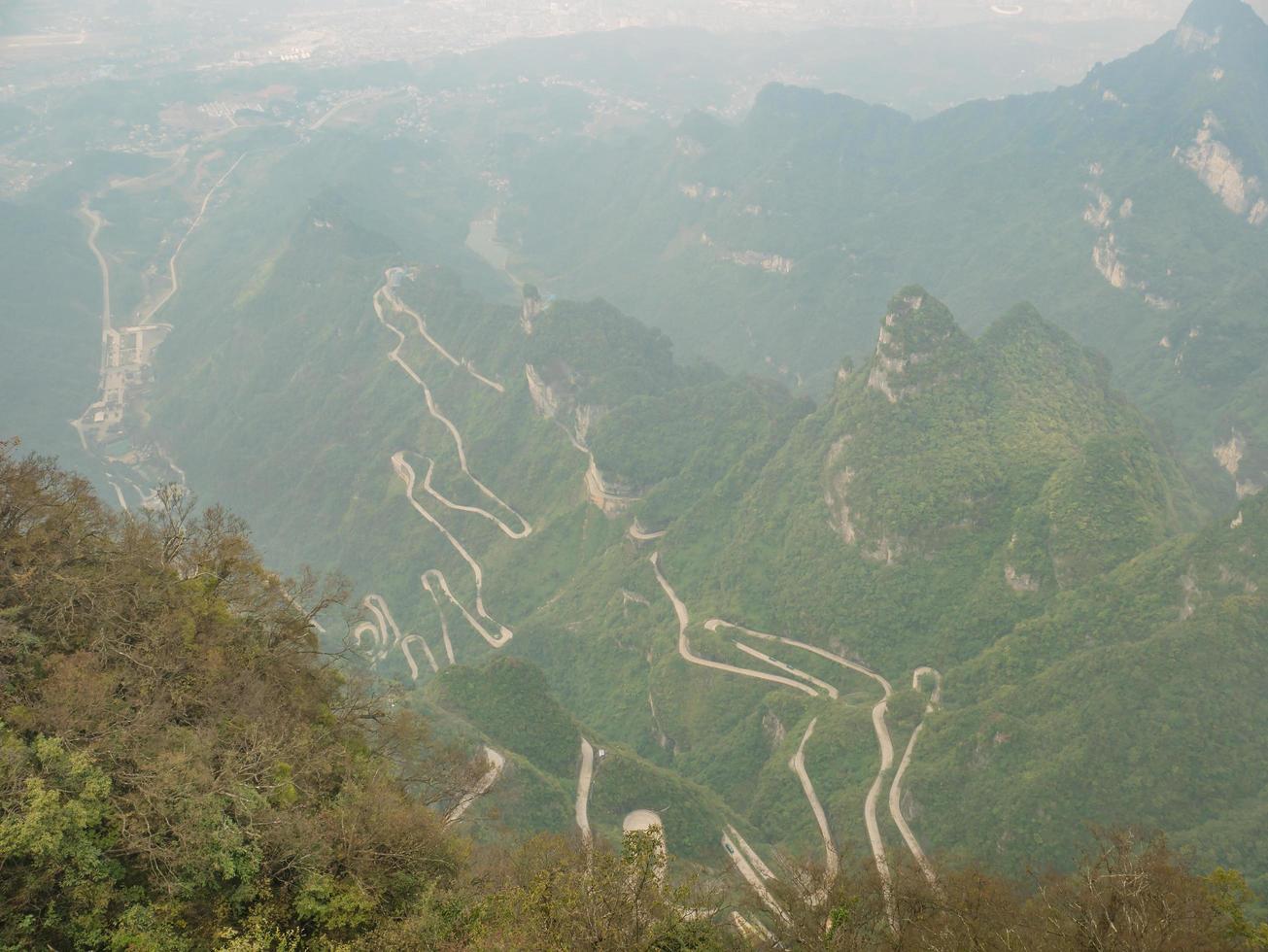 hermosa vista superior de la carretera tongtian la carretera sinuosa 99 curvas camino a la puerta del cielo, zhangjiagie, parque nacional de la montaña tianmen, hunan, china foto