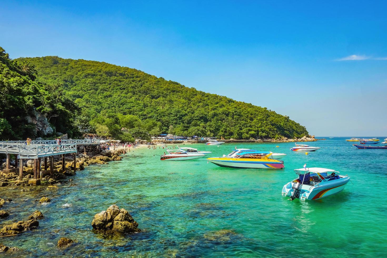 océano idílico tropical y barco en la isla de koh lan en tiempo de vacaciones. la isla de koh lan es la famosa isla cerca de la ciudad de pattaya, el destino de viaje en tailandia, el concepto de vacaciones en tailandia foto