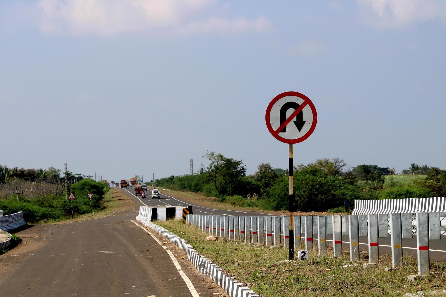 vijayapura, karnataka, 26 de noviembre de 2021 - señal de giro prohibido en la carretera nacional 218. foto