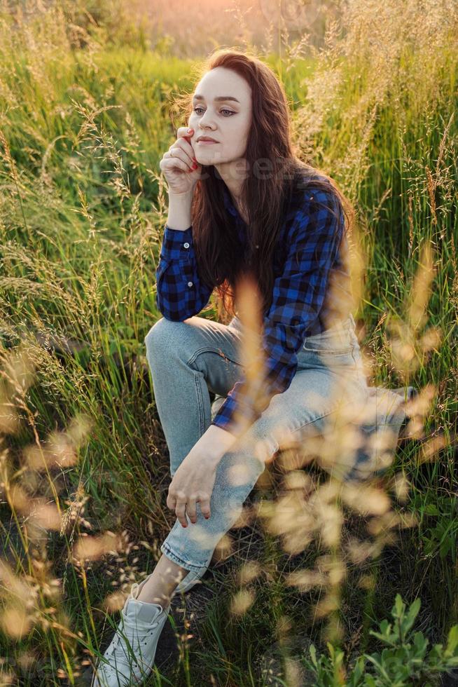 retrato, de, un, hermoso, mujer joven, en, pradera foto