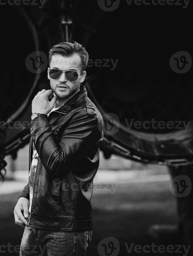 hombre elegante con chaqueta de cuero. foto