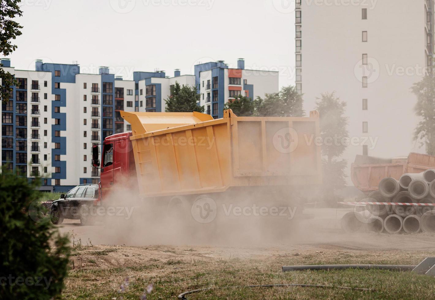 camión volquete en la industria de la construcción foto