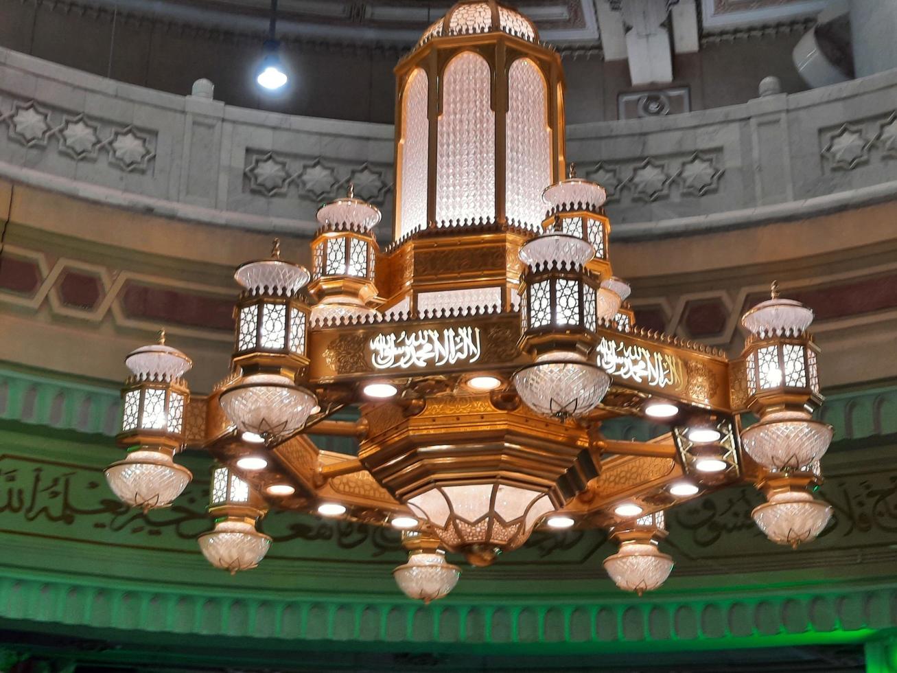 la meca, arabia saudita, agosto de 2022 - hermosos candelabros en la meca masjid al haram. hay candelabros tan hermosos en diferentes lugares de la mezquita al haram, la meca. foto