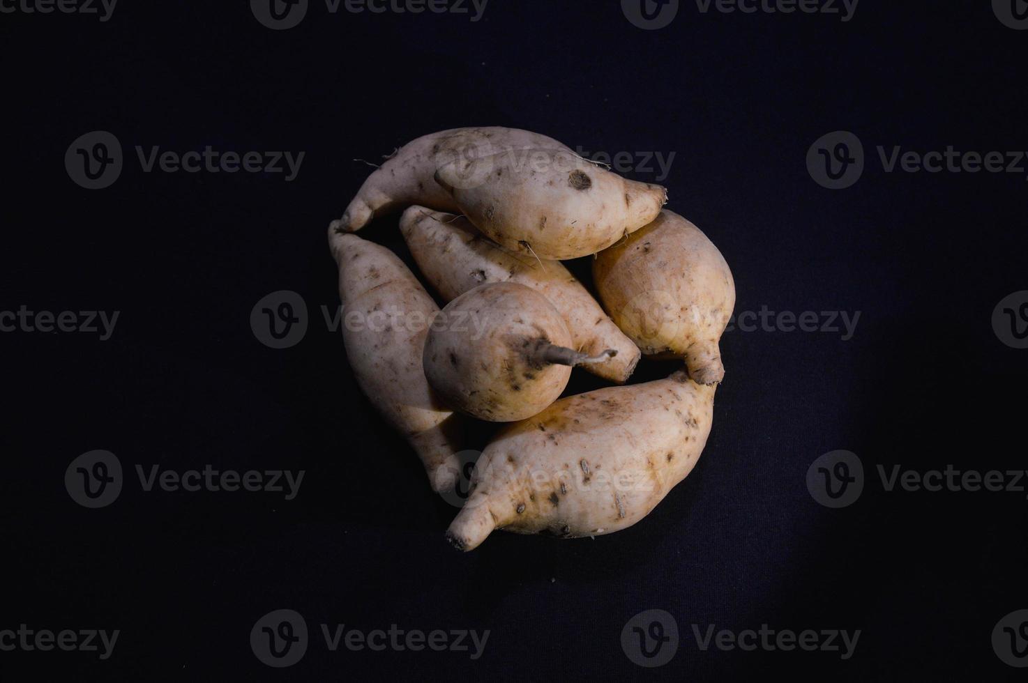 camote en un plato sobre un fondo negro foto