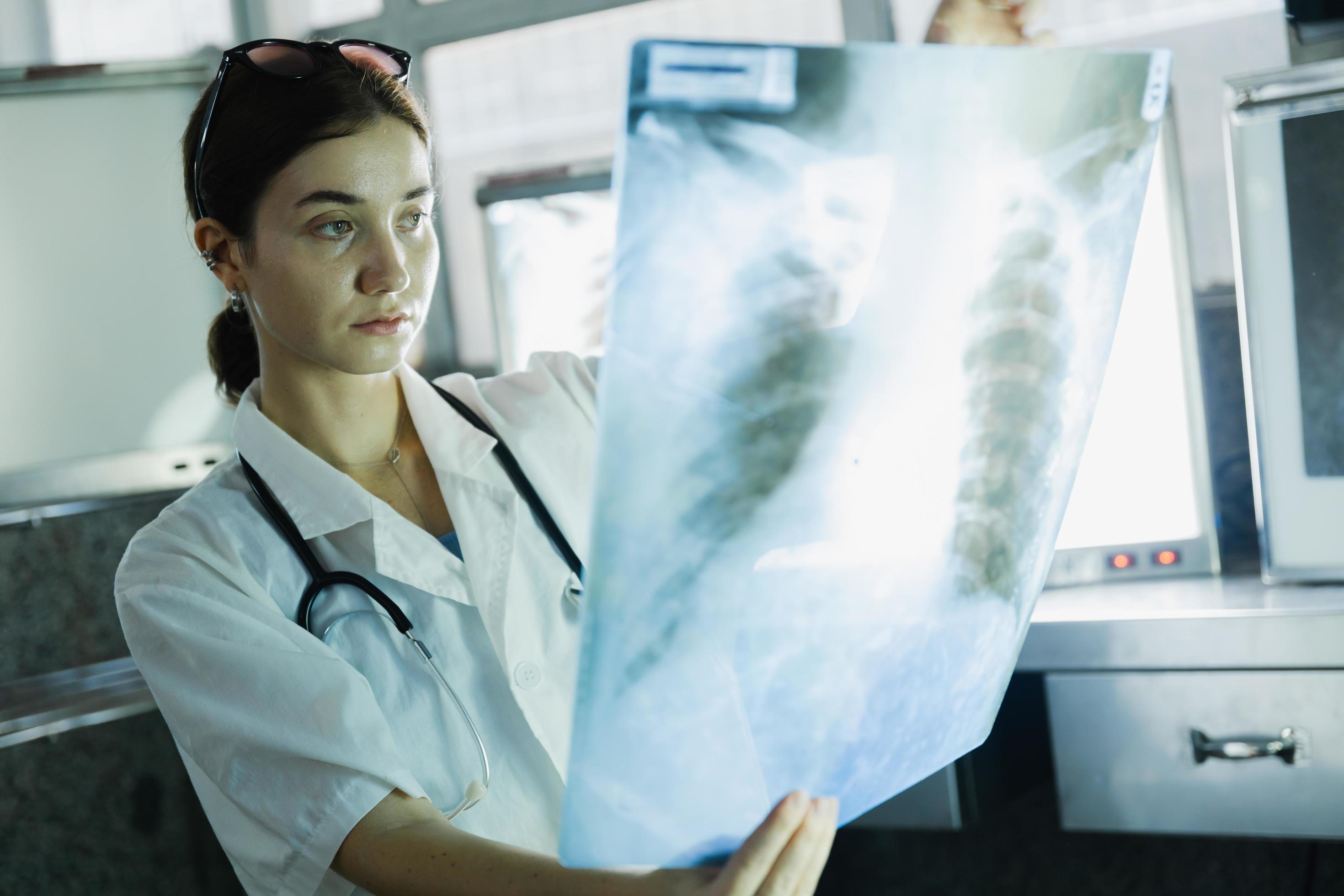 doctora comprobar los resultados de escaneo en monitores en laboratorio