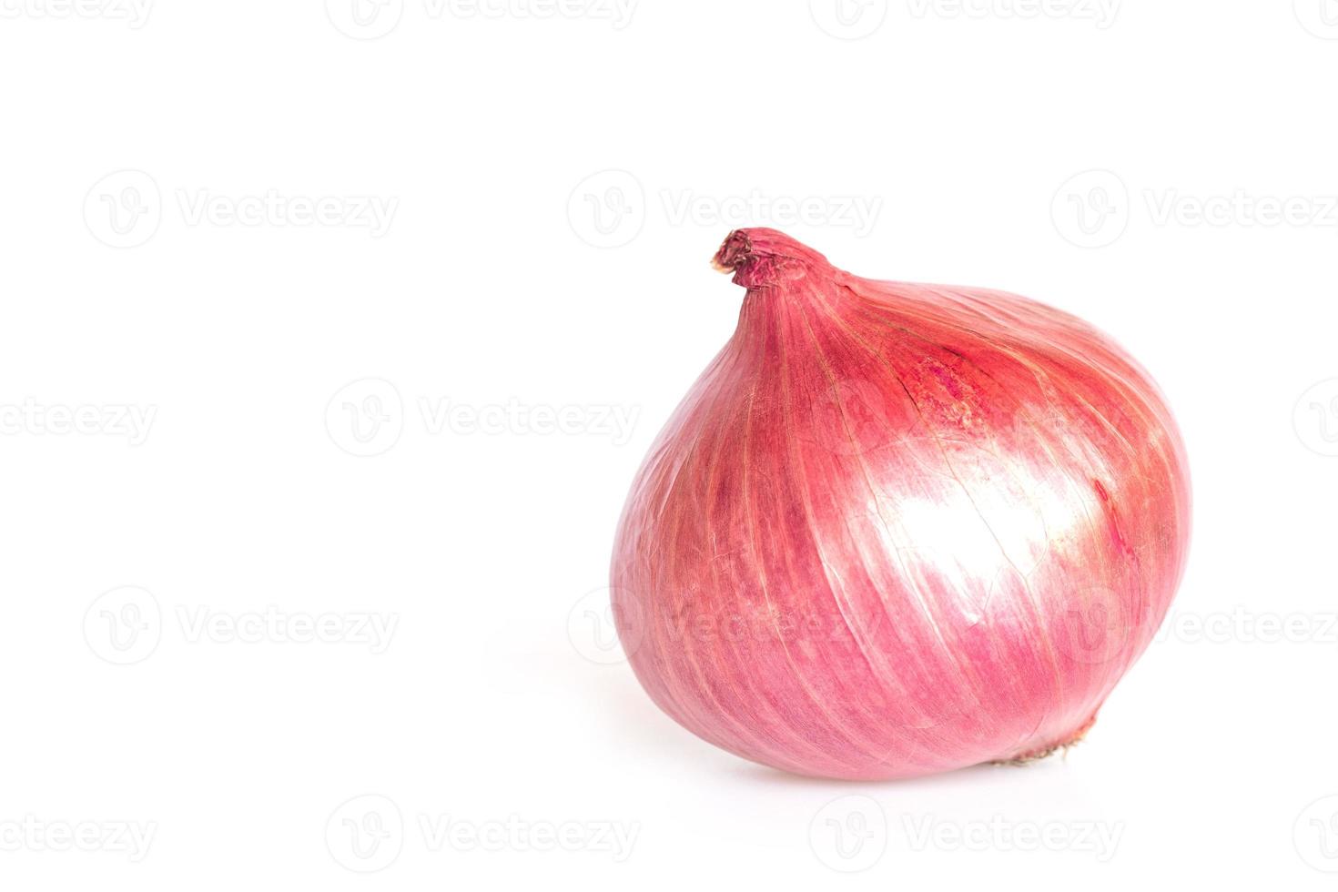 Cebolla roja entera y en rodajas, aislado sobre fondo blanco. foto