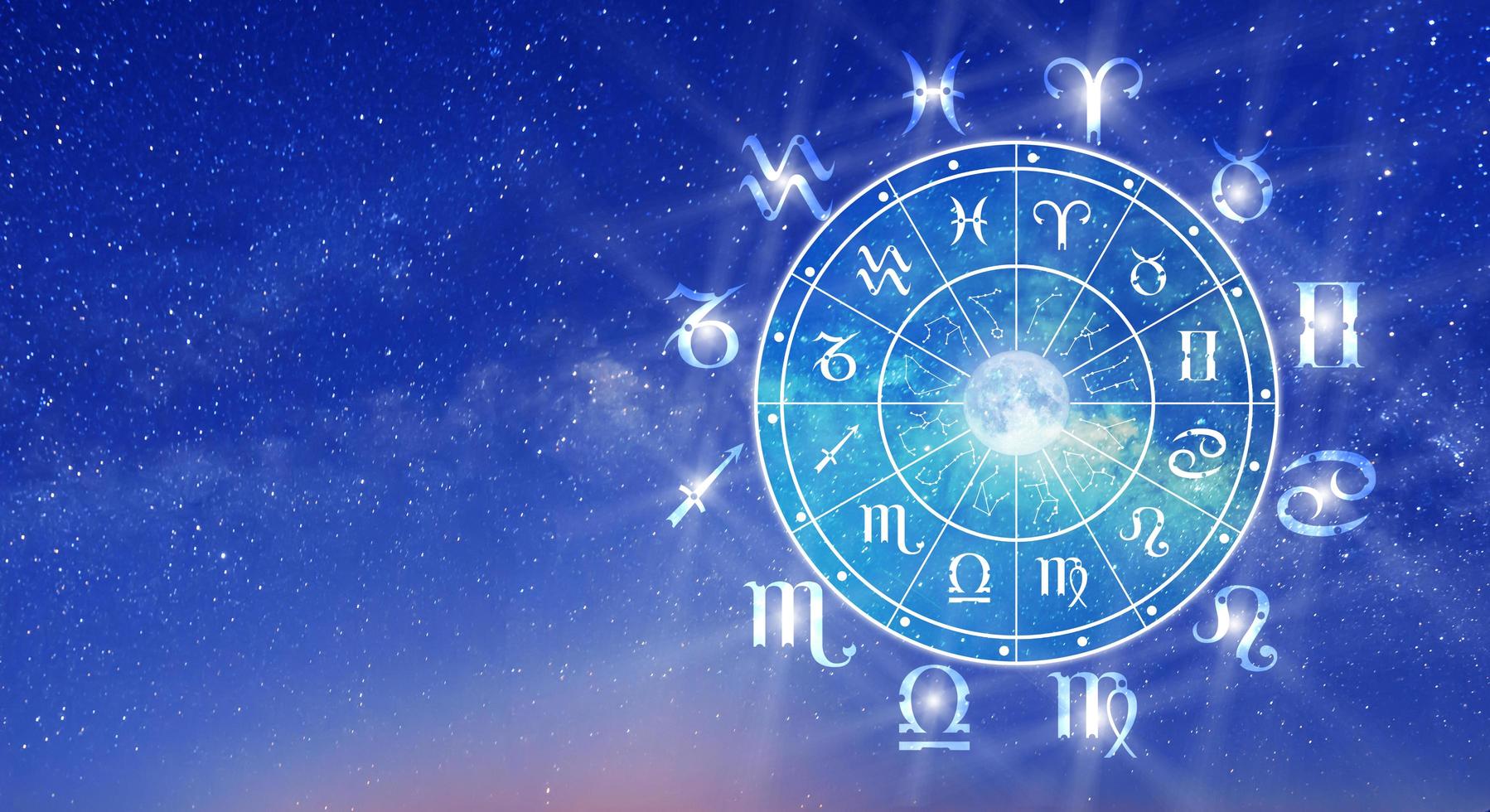 rueda del zodiaco. concepto de astrología. foto