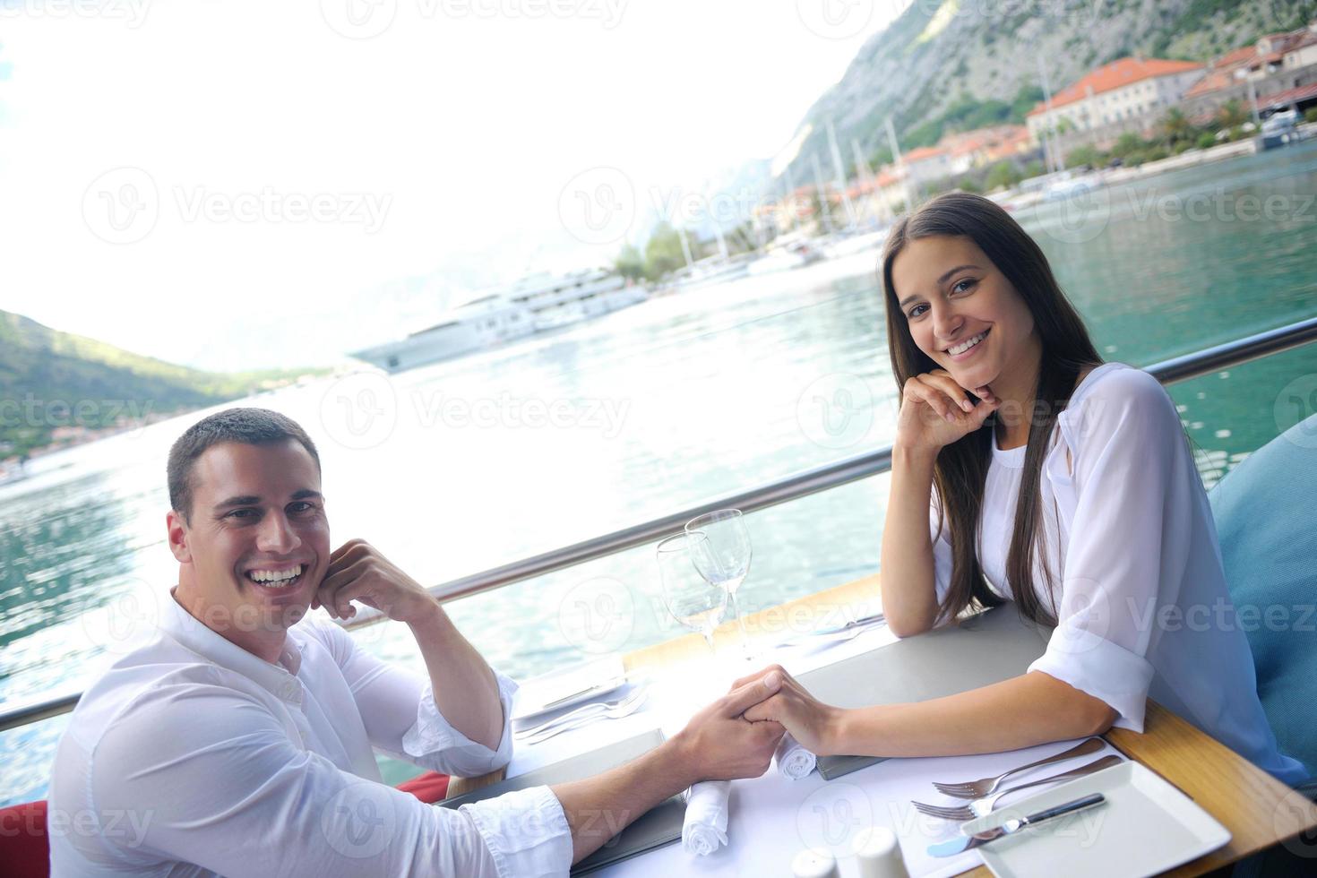 pareja con almuerzo en un hermoso restaurante foto