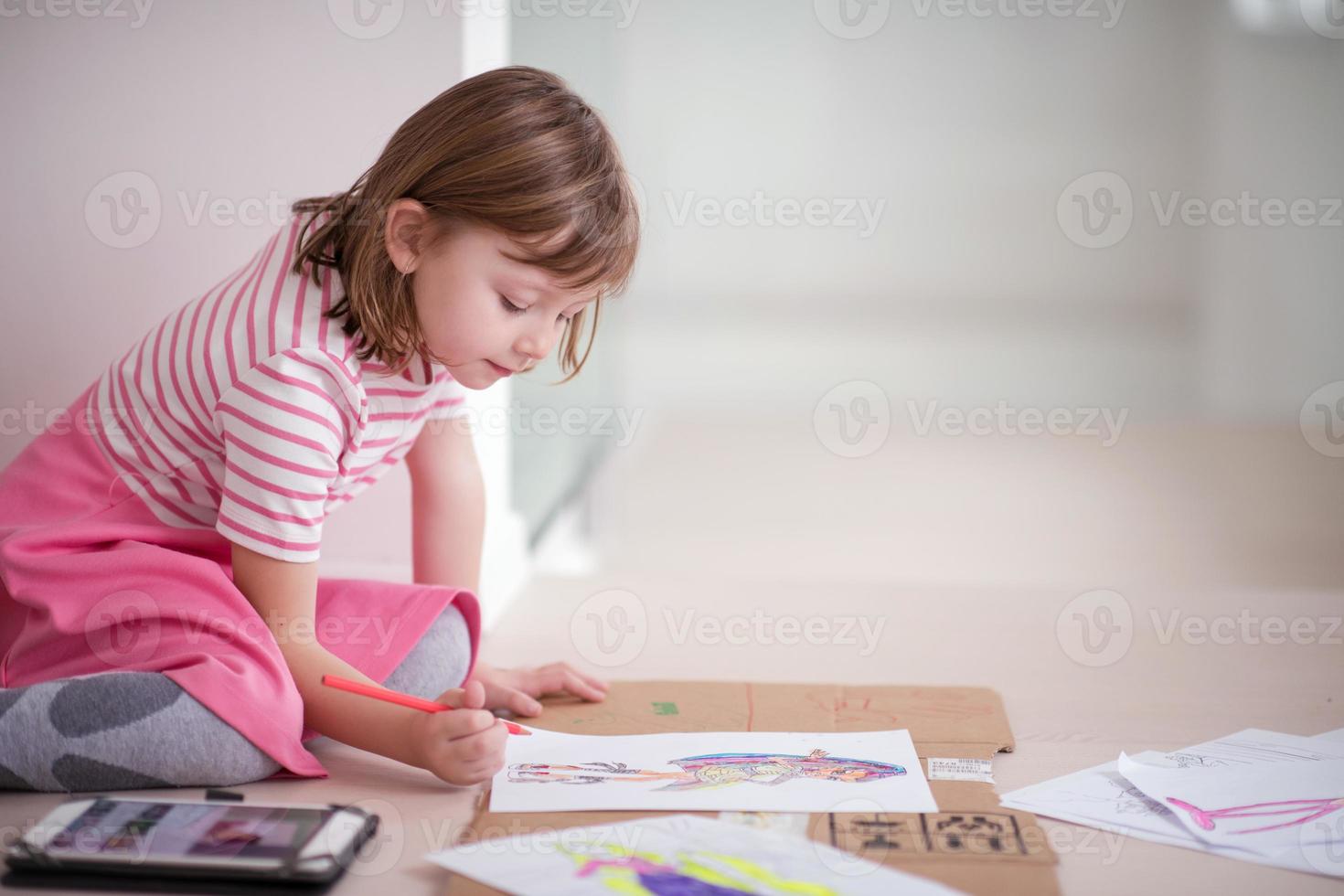 child playign at home photo