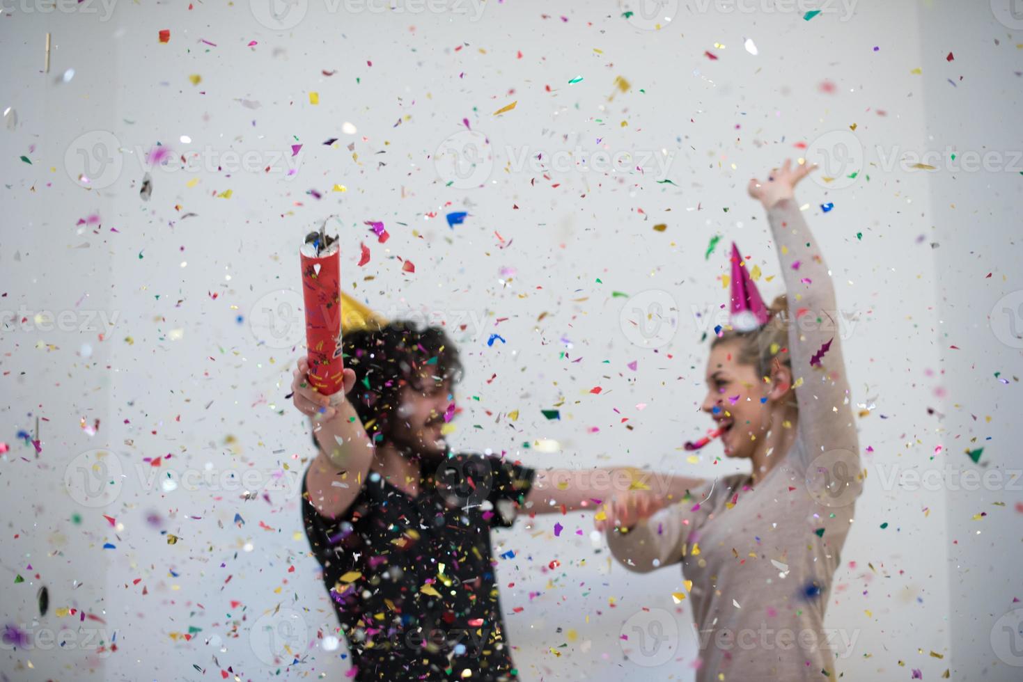 pareja romantica celebrando foto