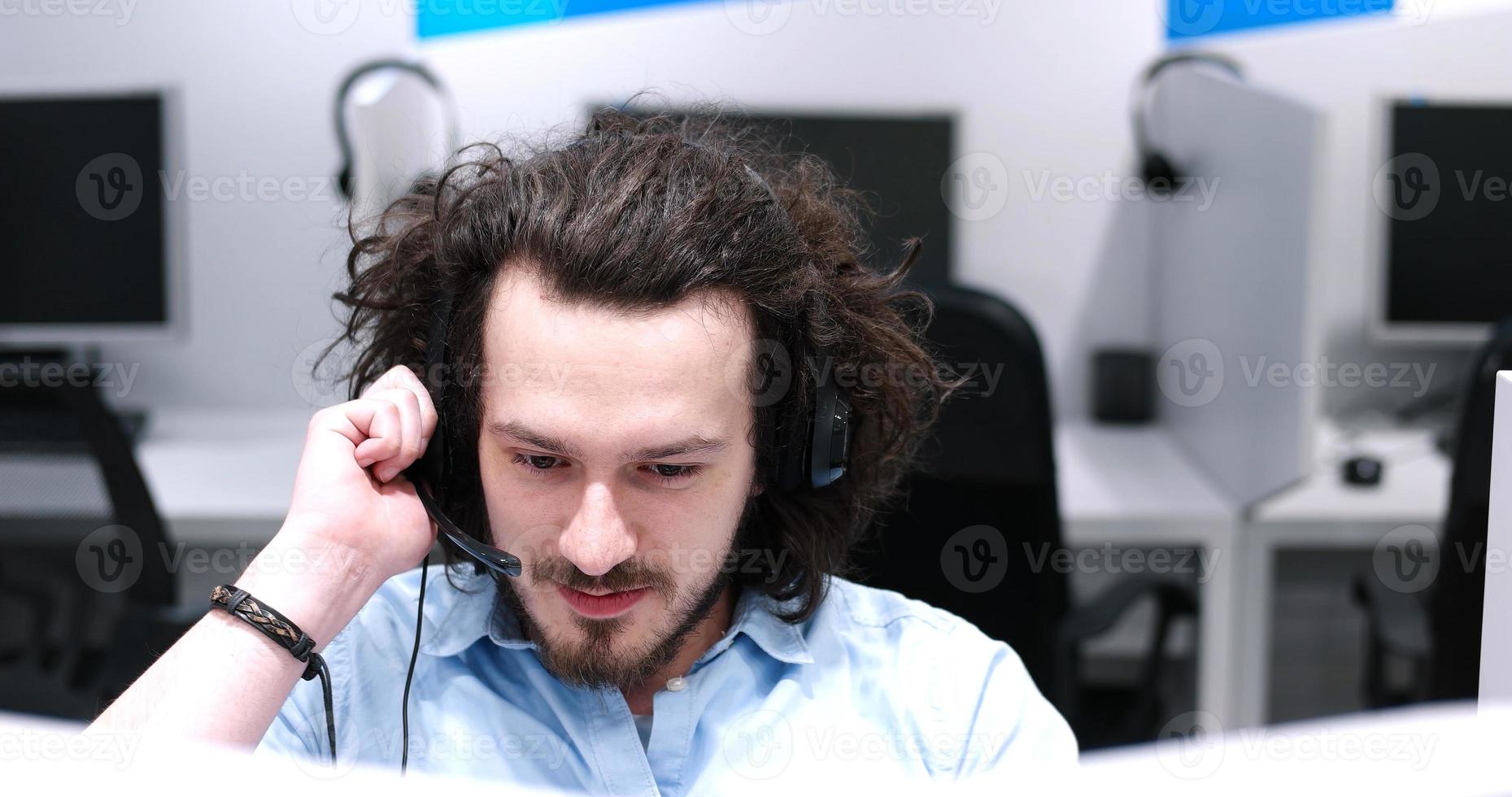 operador masculino del centro de llamadas haciendo su trabajo foto