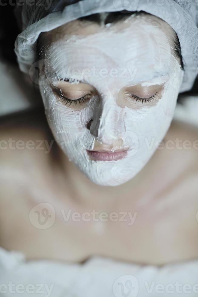 mujer con máscara facial en estudio cosmético foto