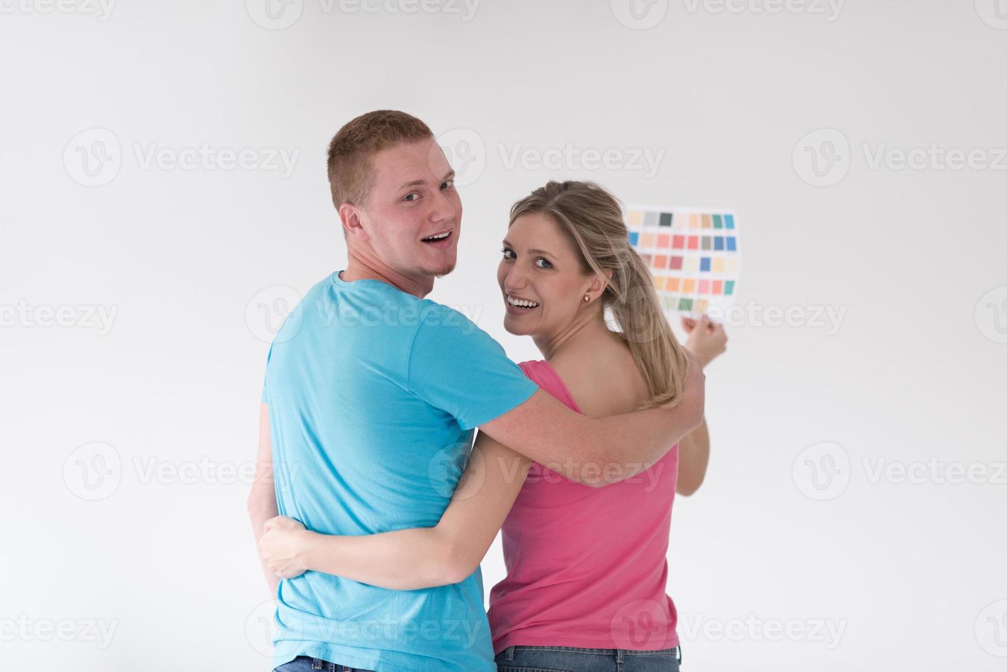 pareja mirando muestras de color en casa foto