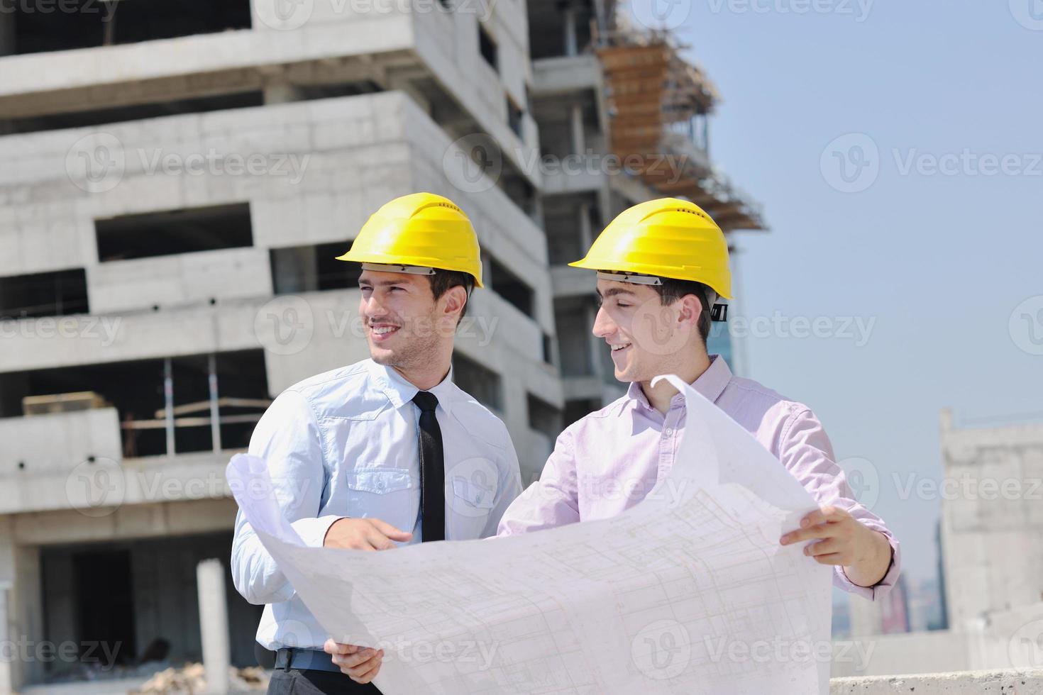 equipo de arquitectos en el sitio de construcción foto