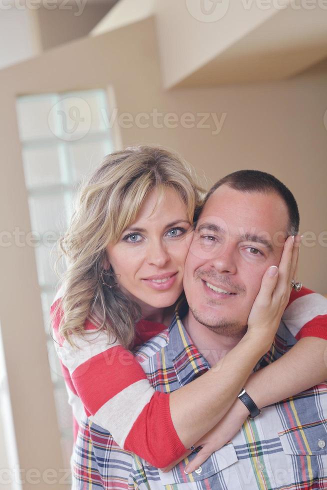 pareja feliz en casa foto