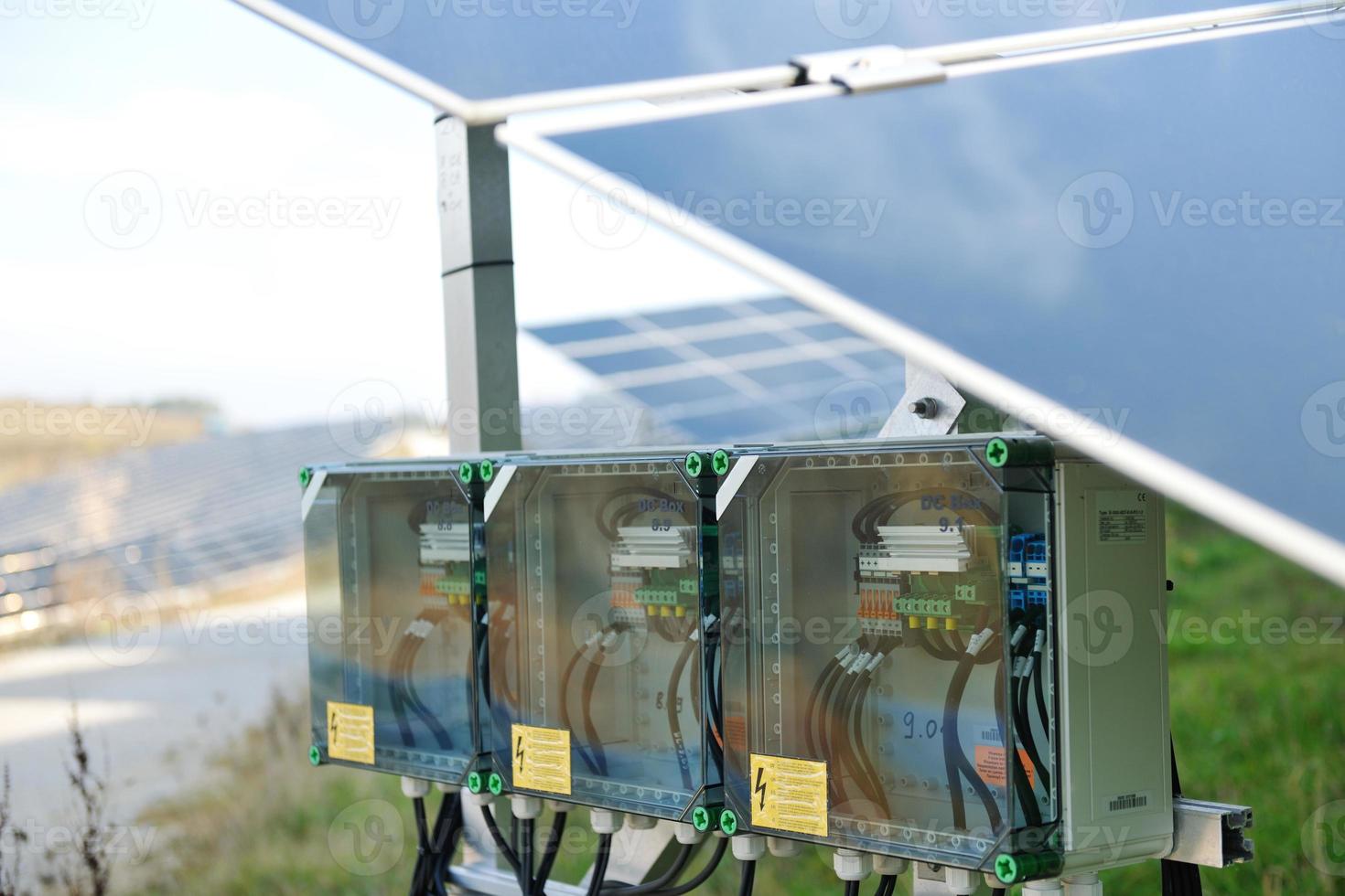 campo de energía renovable del panel solar foto