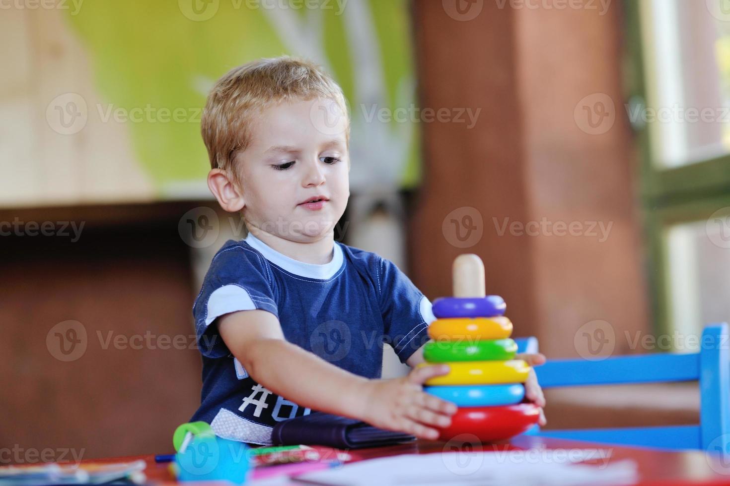 lindo niño pequeño juega y diviértete foto