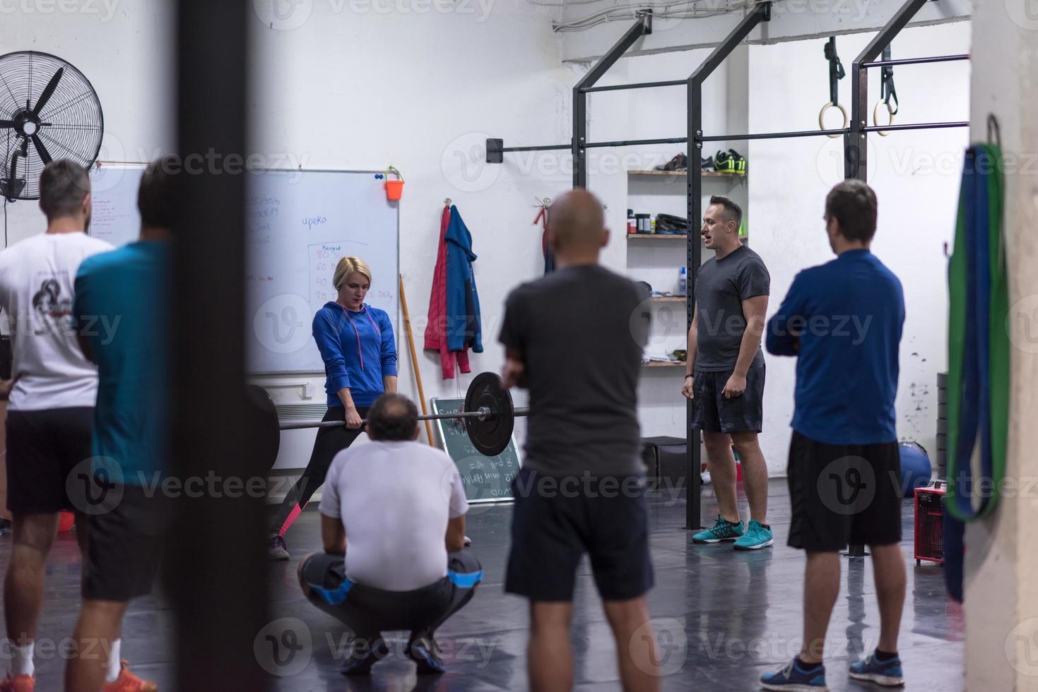 clase de fitness en el gimnasio foto