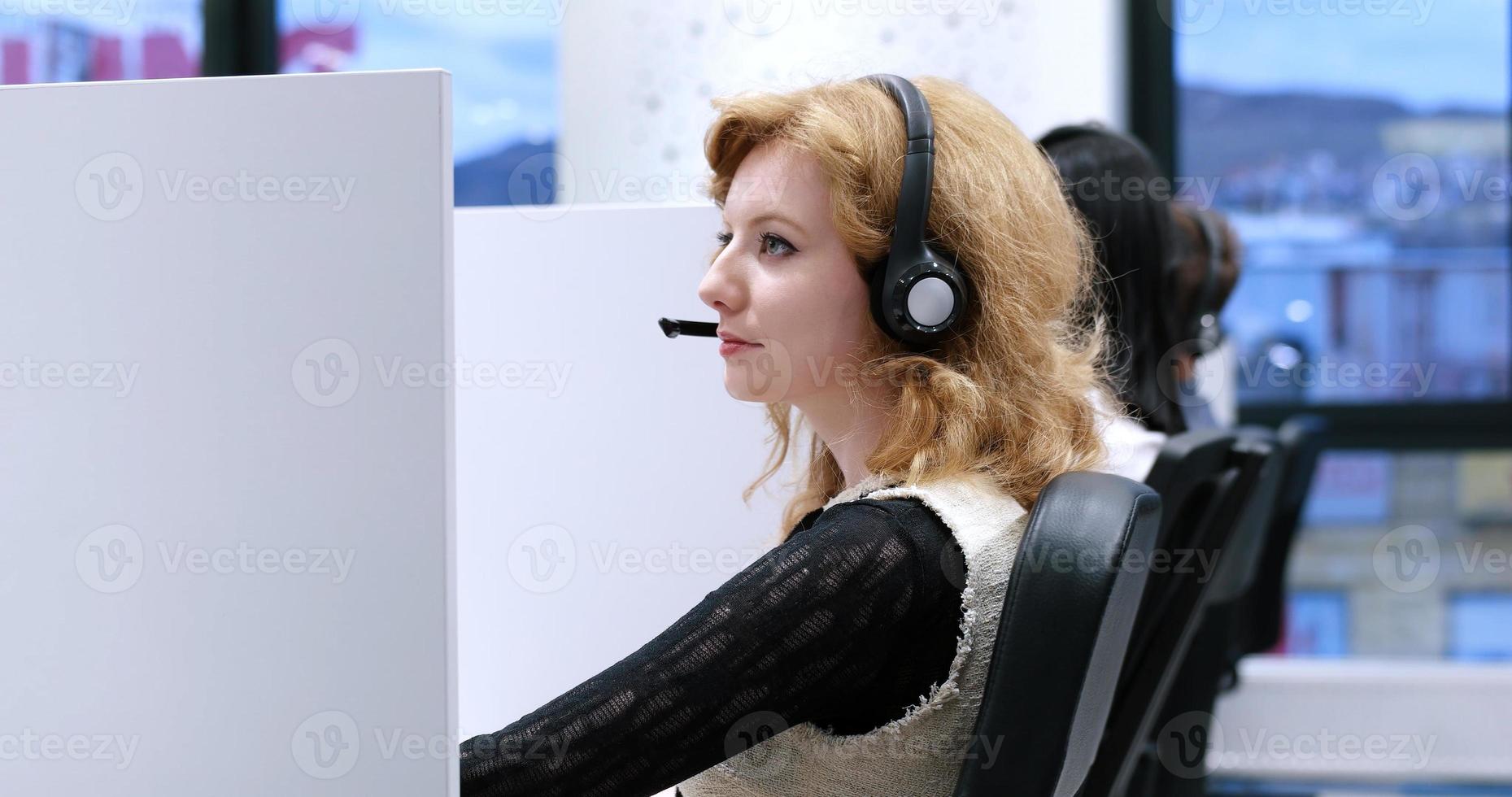 operadora de call center haciendo su trabajo foto